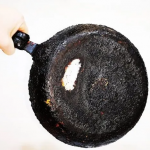 Нагар зійде сам з обох боків: простий спосіб для будь-якої сковорідки