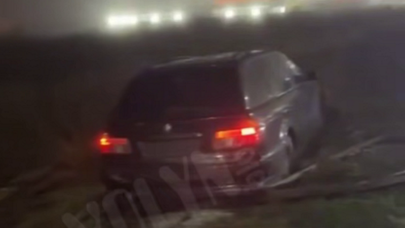 Біля Луцька водій BMW зніс зупинку та злетів у кювет