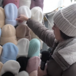 Зимовий шопінг: які ціни на шапки, шарфи та рукавички на ринку Луцька