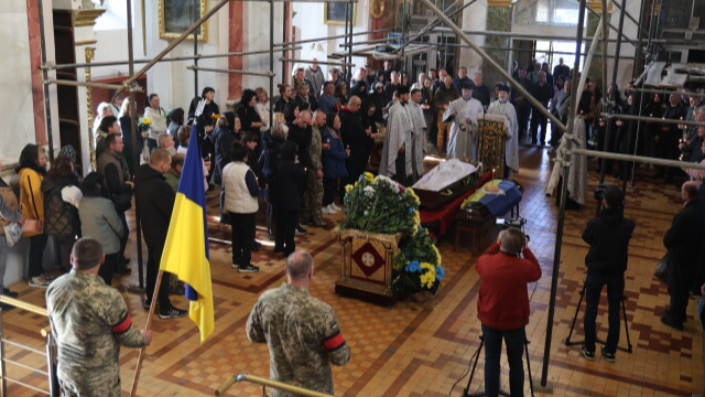 Загинув у бою на Донеччині: у Луцьку в останню дорогу провели Героя Артура Задоянного