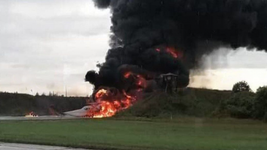 Вогонь охопив весь літак: показали, як горить винищувач РФ на військовому аеродромі «Сольці». Фото