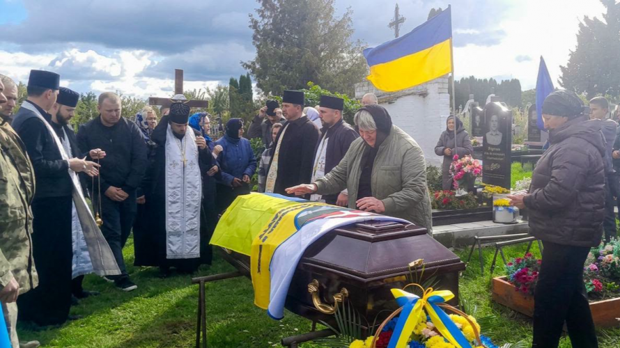 Понад рік і сім місяців невідомості: на Волині провели в останню путь Героя Івана Міневича