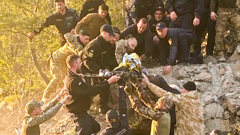 На Рівненщині добу шукали хлопчика, який провалився у кар’єр