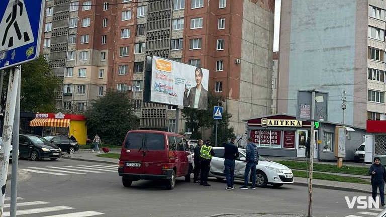 У Луцьку неподалік «Сільпо» зіткнулися дві автівки. Фото