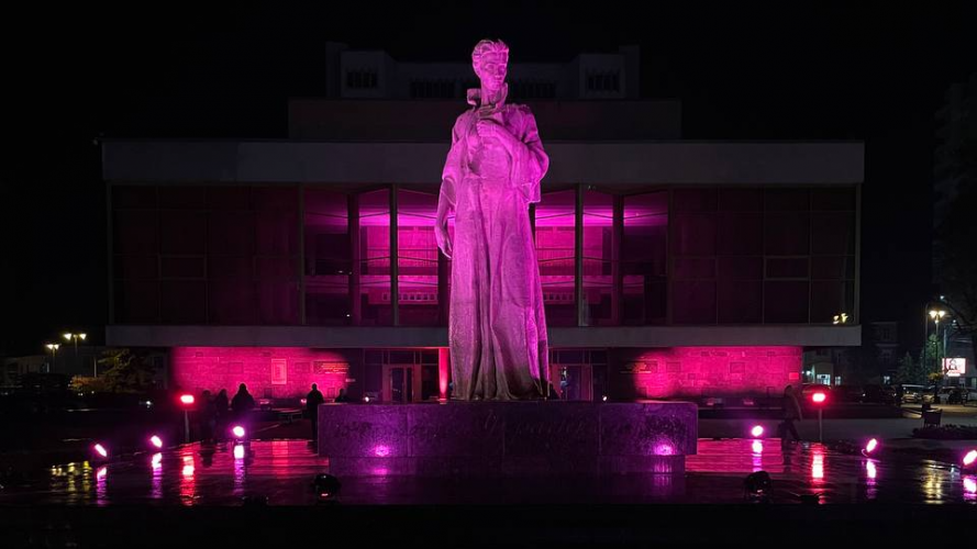 Центральну площу в Луцьку підсвітили рожевими ліхтарями: причина