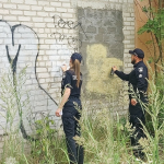 На варті безпеки: у Луцьку патрульні з активістами зафарбовують написи з рекламою наркотиків