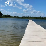 Прозора вода і піщаний берег: на Волині є мальовниче озеро незвичної форми