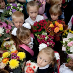 Квіти на 1 вересня вчителям: дарувати чи ні? Що кажуть у Луцьку