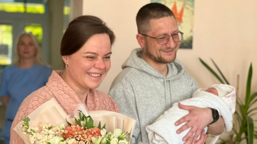 Герой України приїхав з Бахмута до Рівного, побачитись з новонародженою донечкою
