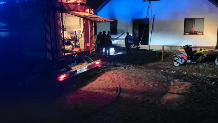 На Волині горів двоповерховий будинок: вогонь пошкодив покрівлю, перекриття та стіни