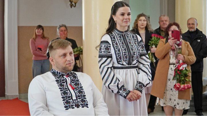 Вона чекала його з війни, а потім боролася за нього в лікарнях: історія сім'ї з Волині