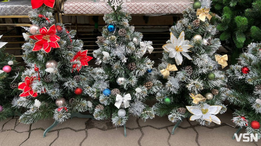 Скільки коштують штучні ялинки на ринку у Луцьку?