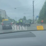 Дивна ДТП у Луцьку: водій не зупинився на вимогу поліцейських і врізався у два авто