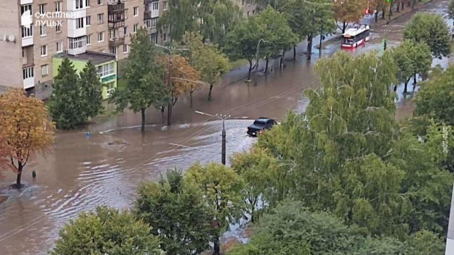 Пересуватись можна лише вплав: у Луцьку затопило дороги