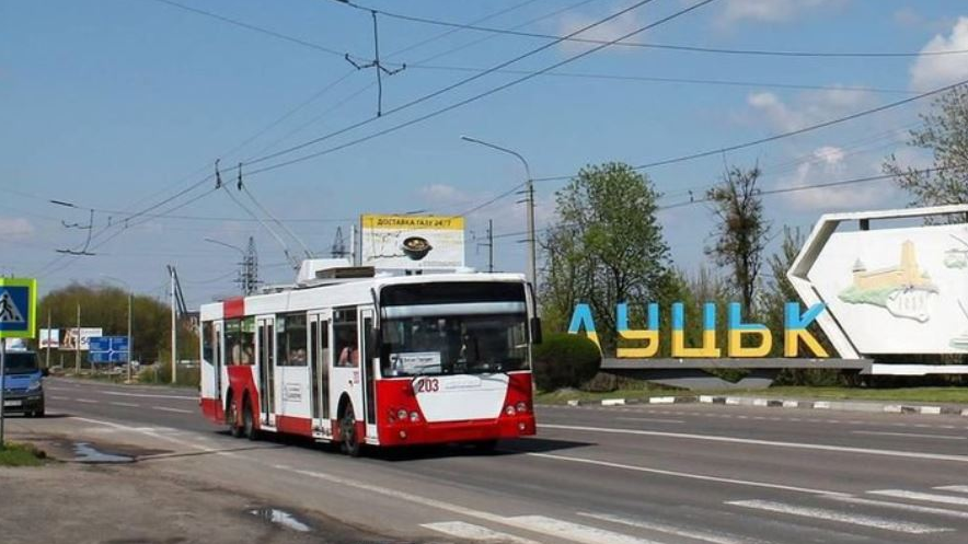 У Луцьку на Провідну неділю курсуватиме більше транспорту на кладовище