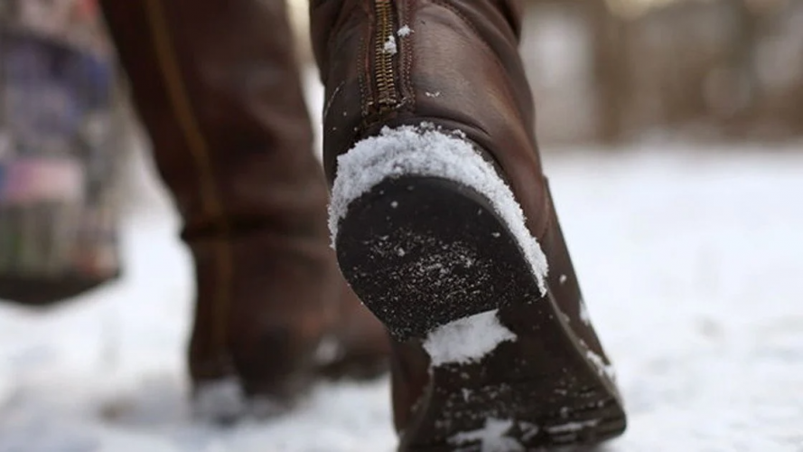 Що зробити, щоб взуття не ковзало взимку: простий спосіб зробити підошву неслизькою