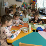 Хто може безплатно харчуватися у школах і дитсадках Луцька: як оформити документи