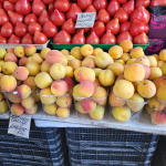 У Луцьку на ринках продають домашні абрикоси: які ціни