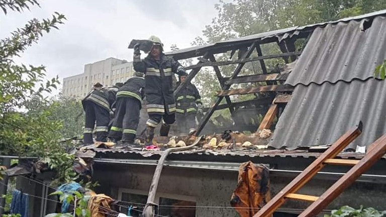 У Луцьку від удару блискавки загорілося дві споруди