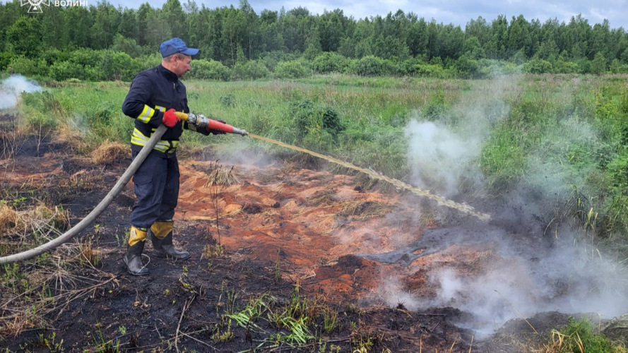На Волині спалахнуло торфовище: рятувальники локалізували масштабну пожежу