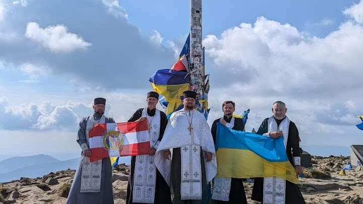 Священники з Волині піднесли молитви за Україну та її загиблих захисників на горі Говерла