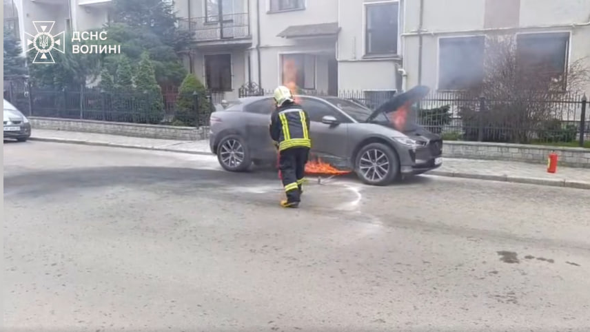 У Луцьк посеред дня спалахнув електромобіль — відео