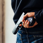 У Луцькому районі три молодики проникли в житло, погрожували пістолетом власниці та відібрали гроші