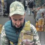 «Я єйо сєйчас забью»: у Луцьку чоловік у військовій формі збирав гроші й кидав пляшки у людей