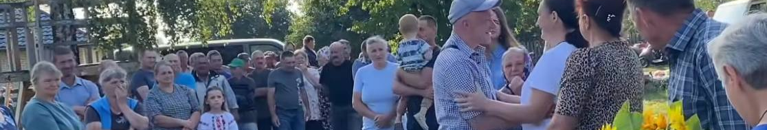 З короваєм, квітами та обіймами: на Волині зустріли воїна, звільненого з російського полону