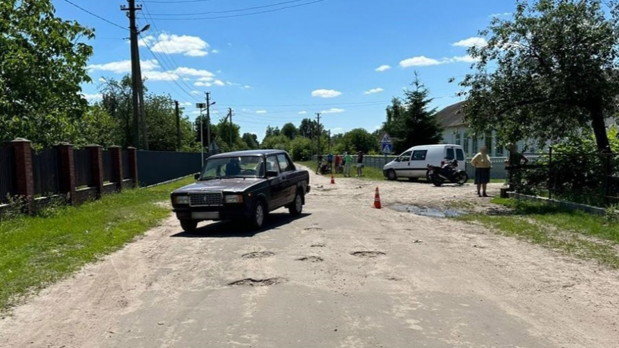 Один - за кермом ВАЗу, інший - на мотоциклі: на Волині зіткнулися водії - підлітки