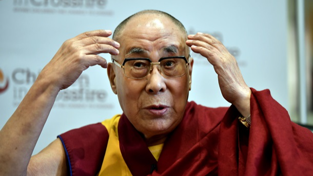 Далай-лама попросив хлопчика посмоктати його язик: у світі вибухнув скандал. Відео