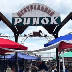 «Ціни кусаються»: скільки коштують ягоди й фрукти на луцькому ринку