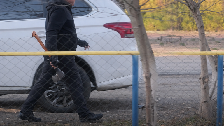 Сокирою по Mitsubishi, ножем по Mercedes: у Луцьку чоловік влаштував погром авто