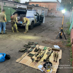 Зброя та міни: у Луцьку затримали 48-річного чоловіка з арсеналом у гаражі