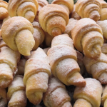 Хрусткі рогалики на кефірі: простий рецепт домашньої випічки, яка довго не черствіє