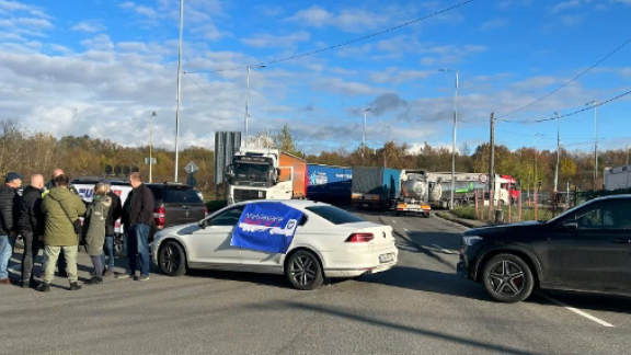 Словаччина заблокувала рух вантажівок на кордоні з Україною