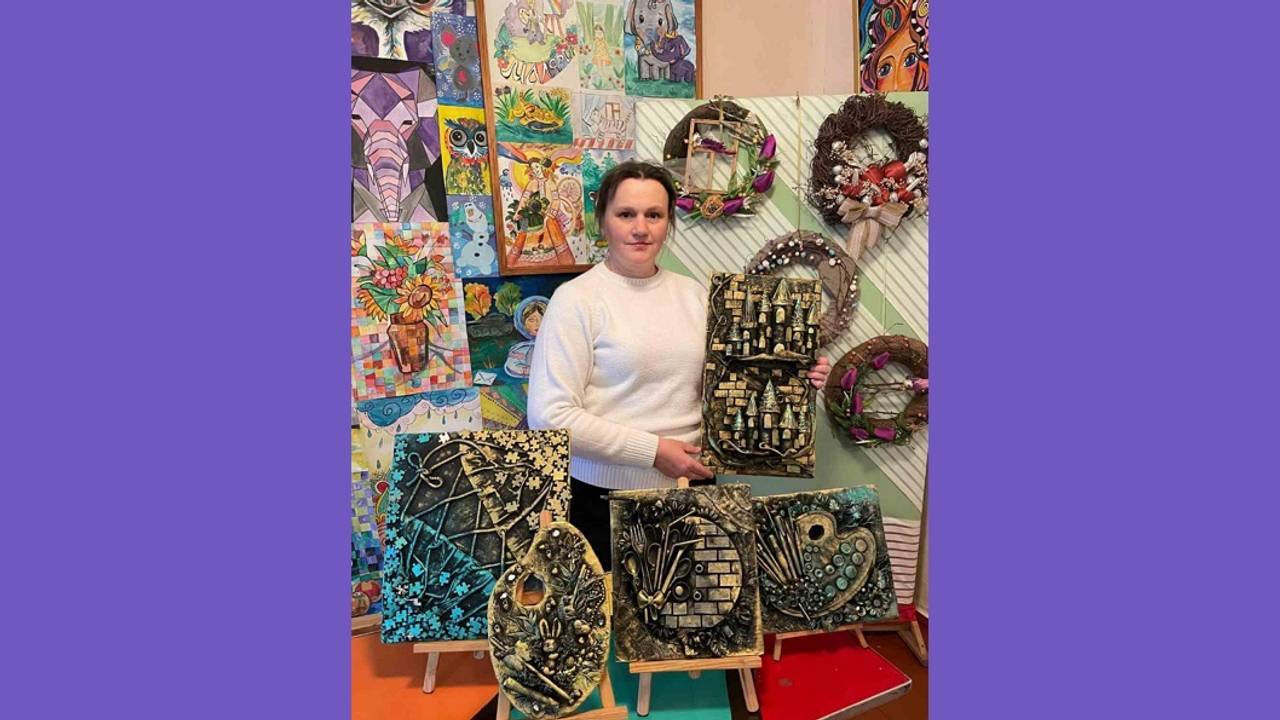 Поєднує педагогічну діяльність із творчістю: вчителька з Луцького району створює картини з речей, що є під руками