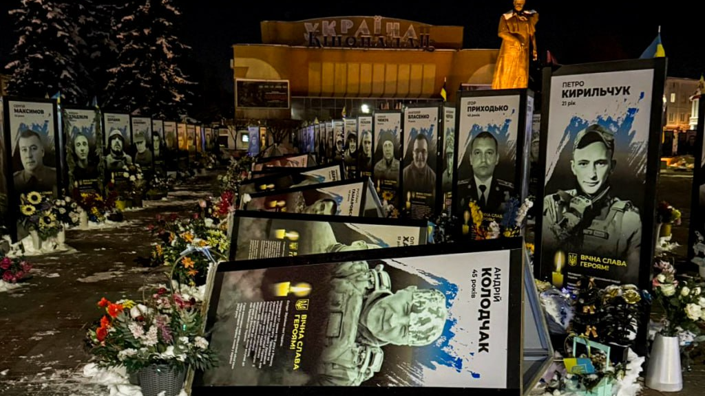 У Рівному жінка повалила портрети загиблих воїнів