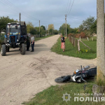 Невдалий обгін: на Волині 14-річний мотоцикліст зіткнувся з електроопорою