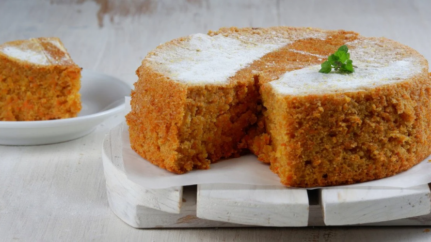 Морквяний пиріг із простих продуктів, який легко приготувати вдома: смачніший за магазинні десерти