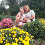 Квітнуть до самих морозів: багатодітна мама з Волині вирощує на продаж унікальні хризантеми