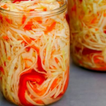 Солодка капуста на зиму «із секретом»: буде готова вже за ніч