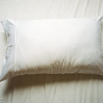 Як позбутися запаху і відновити подушку без хімчистки