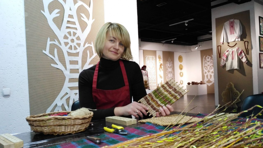 «Лоза мене обрала сама»: інтерв’ю з майстринею з Луцька, яка відроджує давнє ремесло