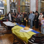 На колінах і з молитвою: Луцька громада провела в останню путь трьох Героїв