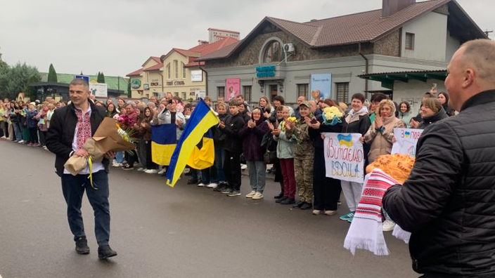 Вперше за понад 3,5 роки ступив на рідну землю: додому повернувся звільнений з полону волинянин Андрій Ховхун