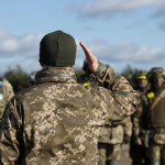 Чи можна забронювати працівника, який знаходиться у розшуку