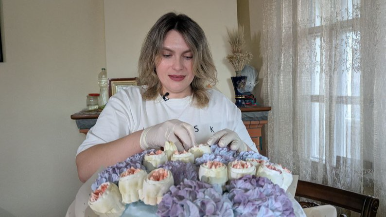 Виготовила уже понад тисячу їстівних композицій: лучанка створює зефірні букети на замовлення