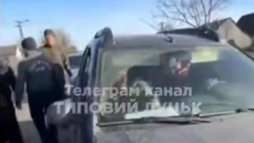 Скандал у Луцькому районі: натовп не пропустив автомобіль ТЦК у село для проведення мобілізації