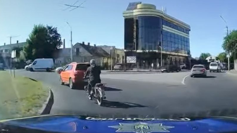 Погоня під час прощання з Героєм: у Луцьку затримали п’яного водія мопеда